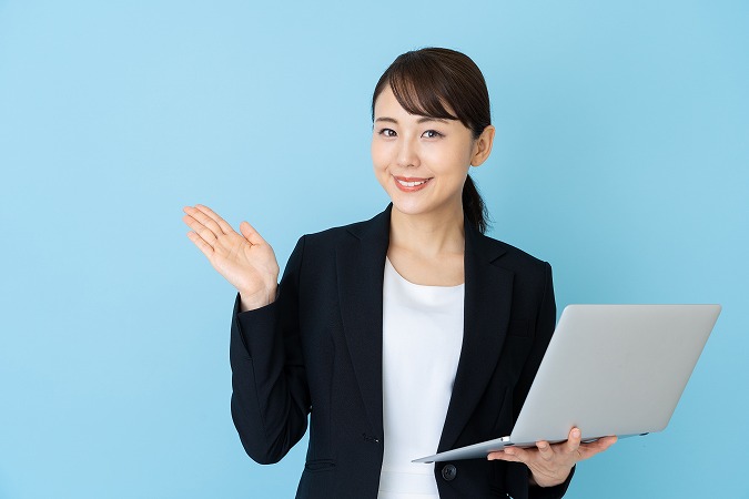 案内をする女性